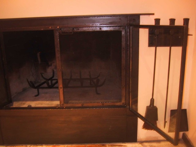 Fireplace Enclosure & 
Tool Set